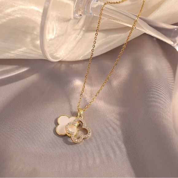 Clover Necklace Mother pearl(WHITE) - Picture 3 of 5